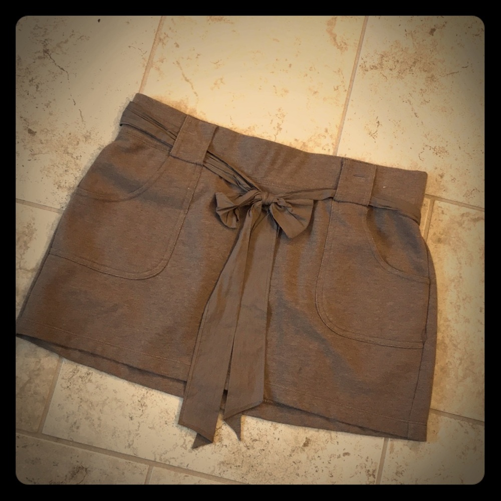 Short brown skirt with bow